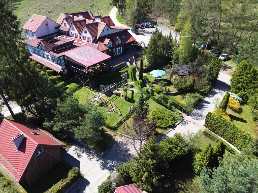 Widok z lotu ptaka na budynek główny, ogród i plac zabaw