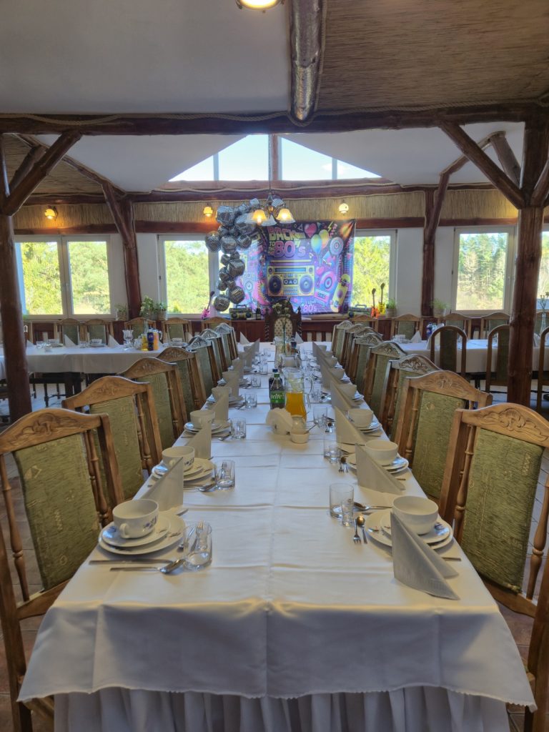 Sala przygotowana na przyjęcie okolicznościowe z balonami