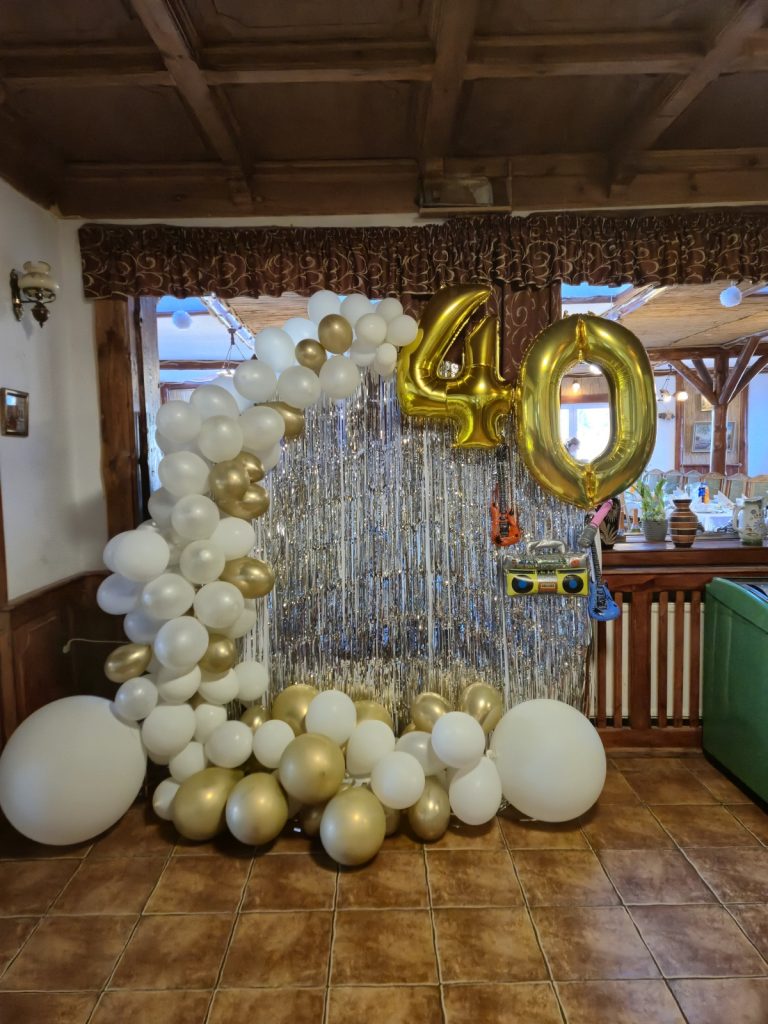 Złoto-biała ściana balonowa na przyjęcie