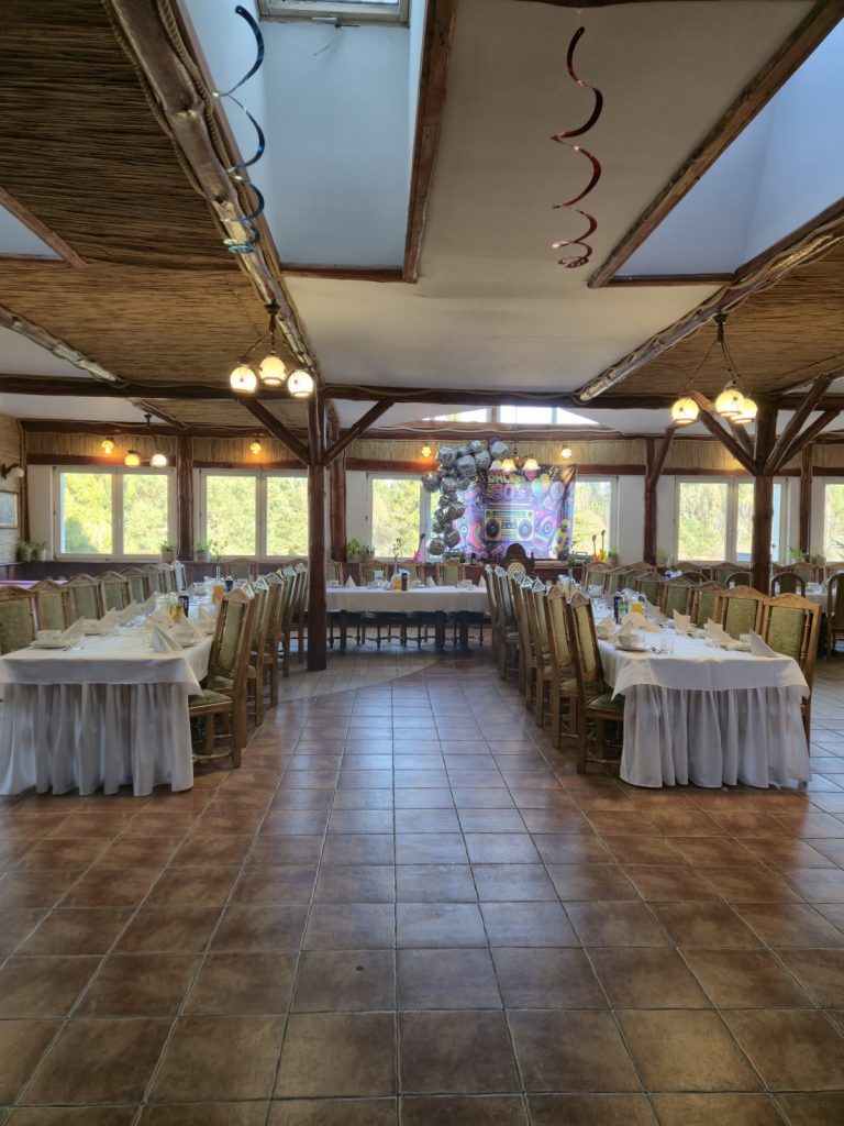 Przestronna sala z parkietem na przyjęcie