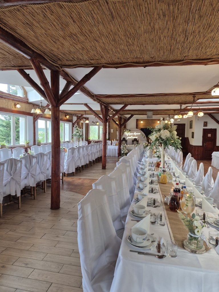 Sala jadalna nakryta do przyjęcia