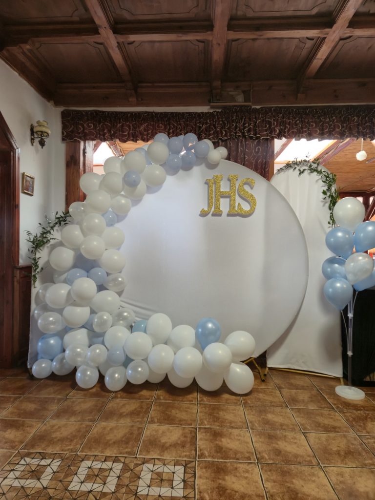 Dekoracja balonowa z symbolem JHS na komunię