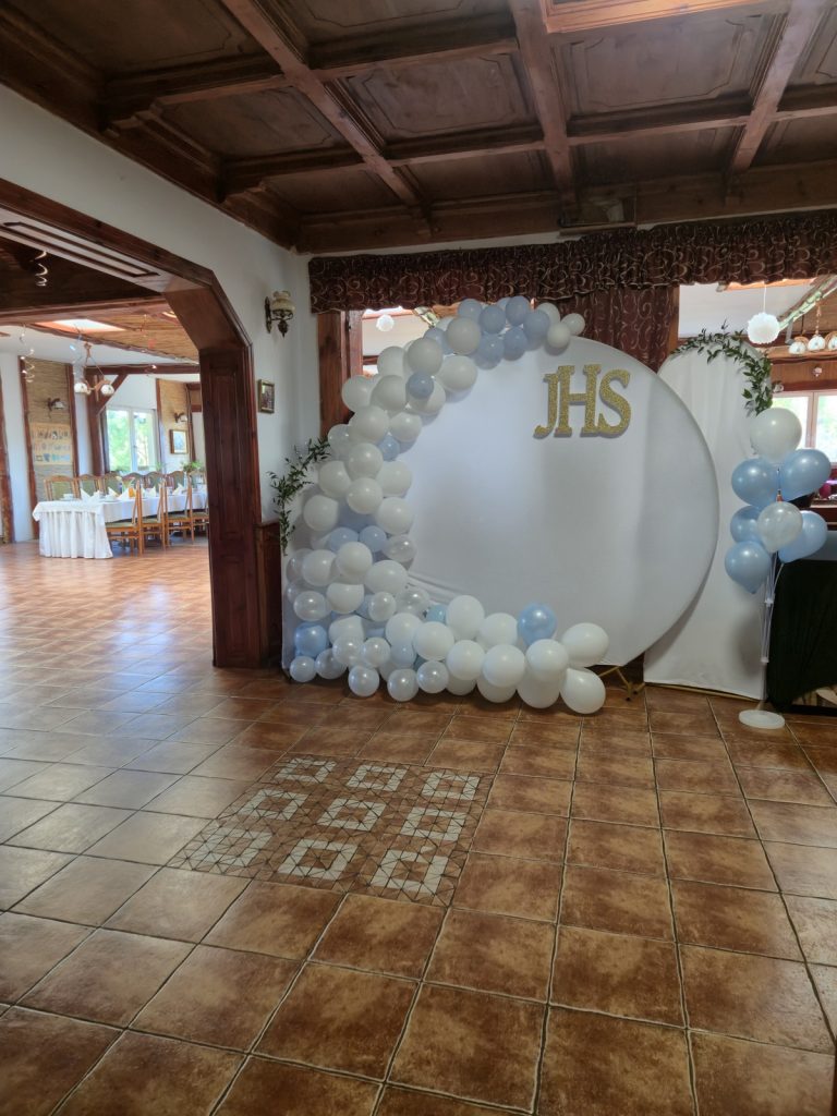 Ścianka komunijna z dekoracją balonową