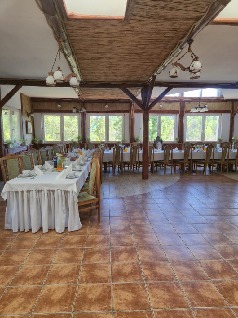 Duża sala bankietowa z parkietem