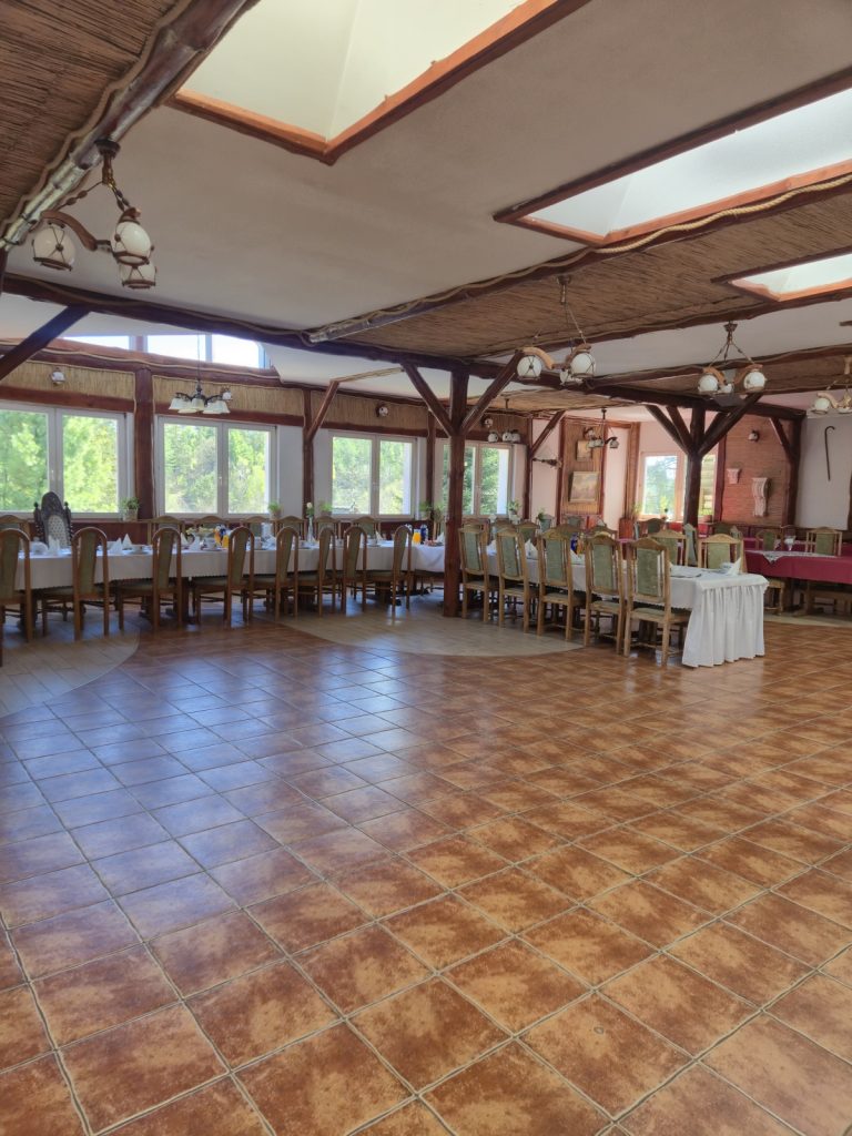 Przestronna sala bankietowa z oknami dachowymi
